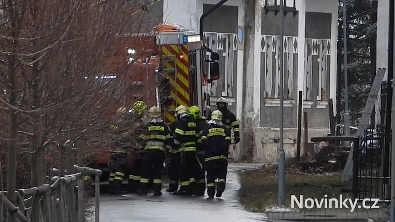 Při požáru ve Vejprtech zemřelo osm lidí, oheň se v domově rozšířil do tří místností
